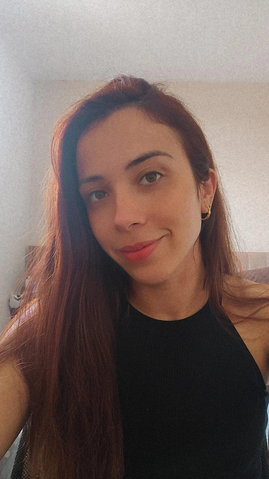 Fabiana Câmara - Psicóloga especialista em Terapia Cognitivo Comportamental, sorrindo em foto profissional